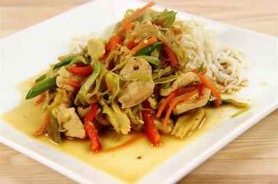 wok med kylling nudler og grøntsager wok med kylling nudler og grøntsager