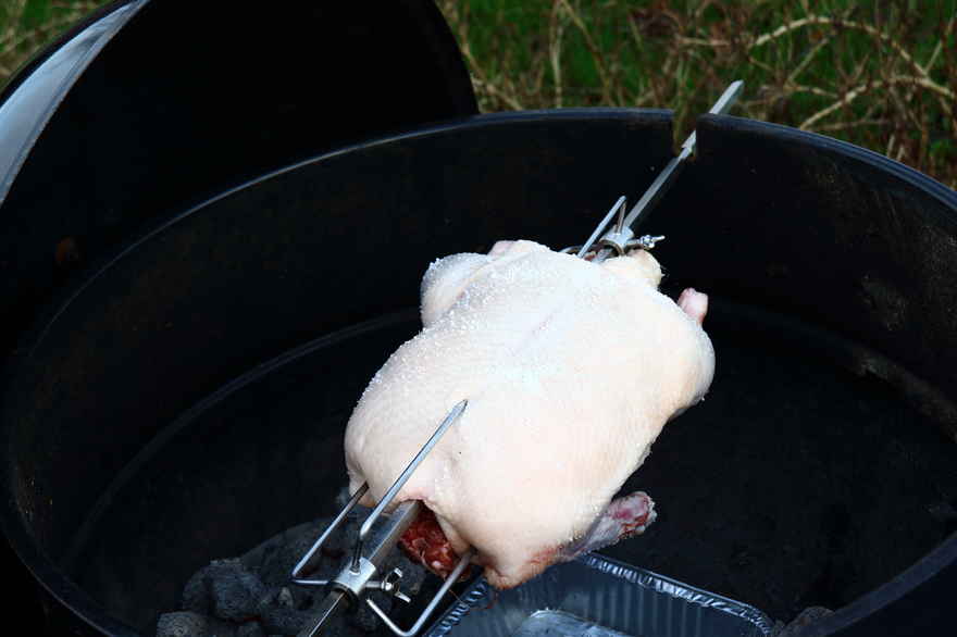 Andesteg på rotisserie i kuglegrill ... klik for at komme tilbage