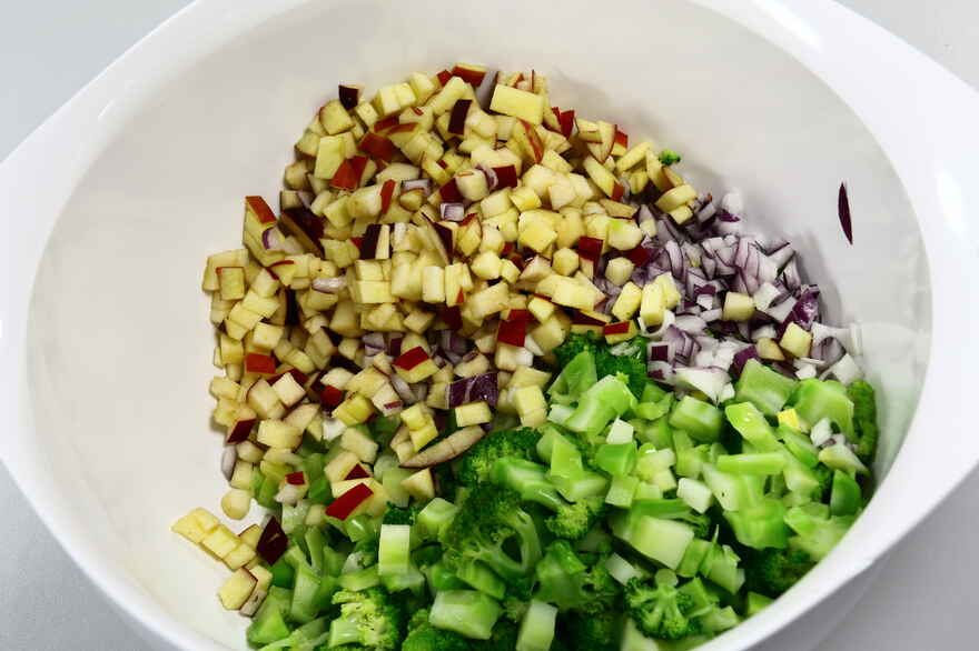 Broccolisalat med æbler og ristede solsikkekerner ... klik for at komme tilbage