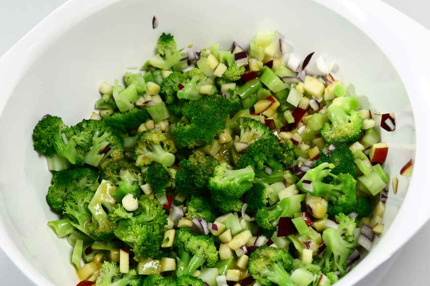 Broccolisalat med æbler og ristede solsikkekerner ... klik for at komme tilbage