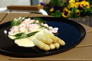 Hvide asparges med rejer og Sauce Mousseline