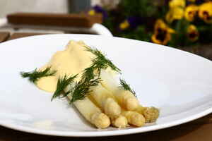 Hvide asparges med hollandaise