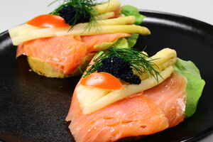Smørrebrød med laks og asparges