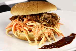 med coleslaw - pulled pork burger - Opskrift