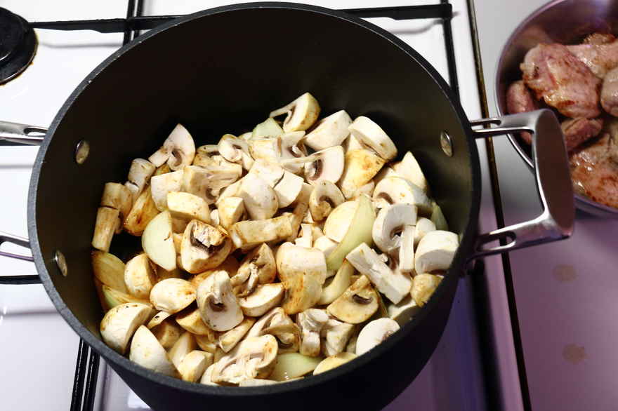 Mørbradgryde med champignon og ærter ... klik for at komme tilbage