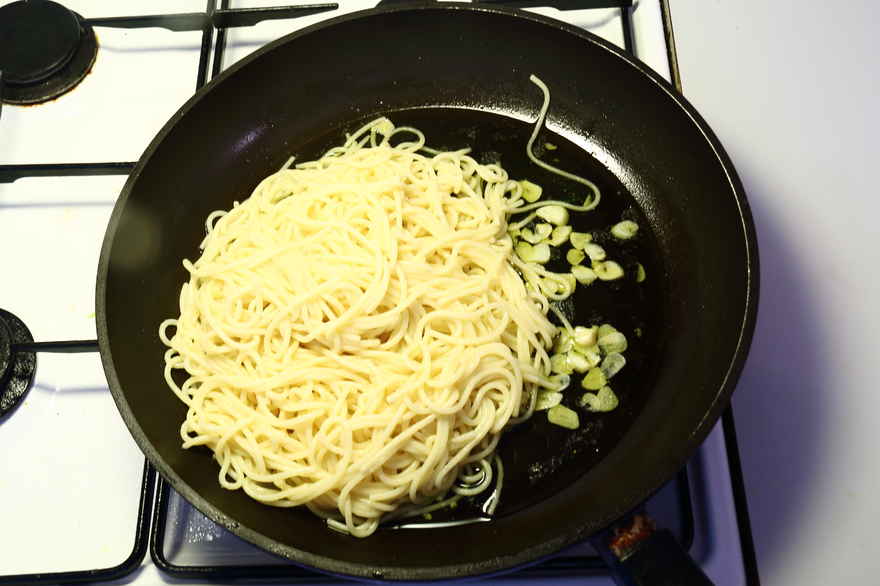 Spaghetti aglio e olio - spaghetti med hvidløg og olie ... klik for at komme tilbage