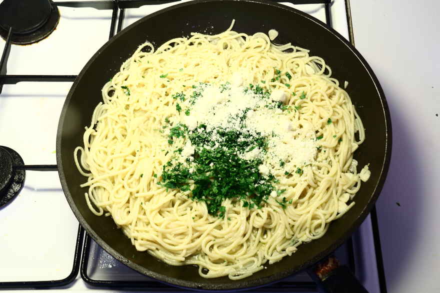 Spaghetti aglio e olio - spaghetti med hvidløg og olie ... klik for at komme tilbage