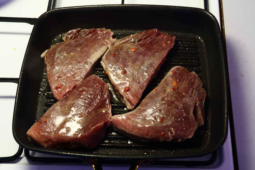 Marineret tunsteaks med varm nudelsalat ... klik for at komme tilbage