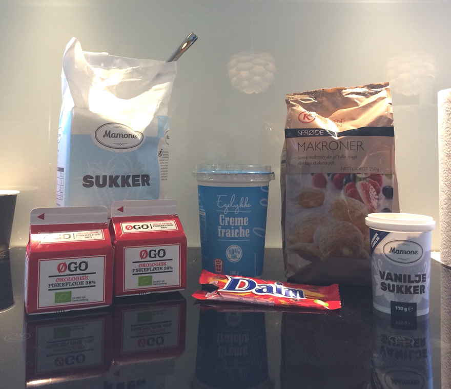 Jordbærkage med makroner og daim ... klik for at komme tilbage