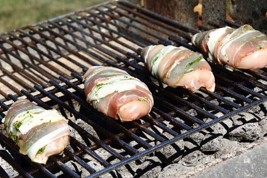 basen Joseph Banks Derbeville test Kyllingebryst med bacon på grill - Opskrift