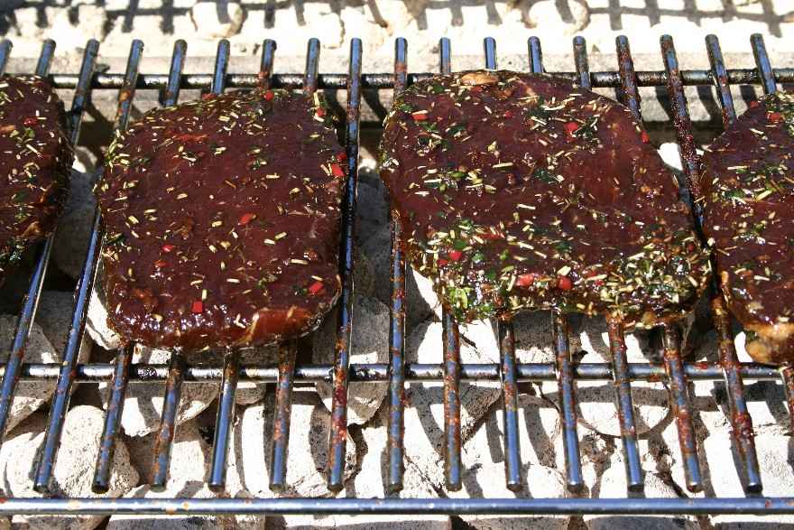 Marineret bøf af oksefilet på grill ... klik for at komme tilbage
