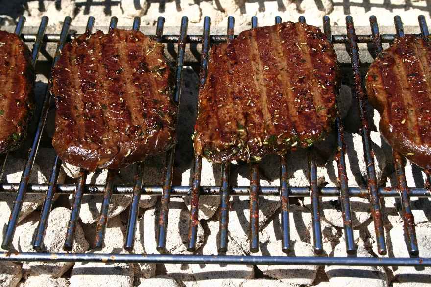 Marineret bøf af oksefilet på grill ... klik for at komme tilbage