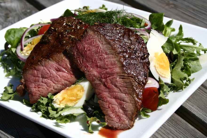 Marineret bøf af oksefilet på grill ... klik for at komme tilbage