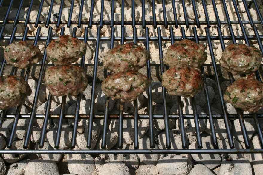Sommerfrikadeller på grill med marinerede kartofler ... klik for at komme tilbage