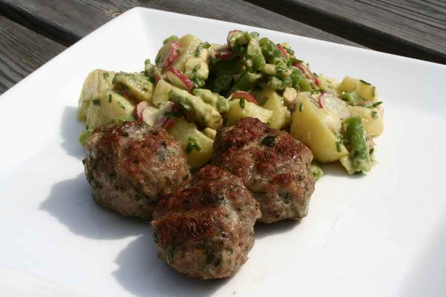 Sommerfrikadeller på grill med marinerede kartofler ... klik for at komme tilbage