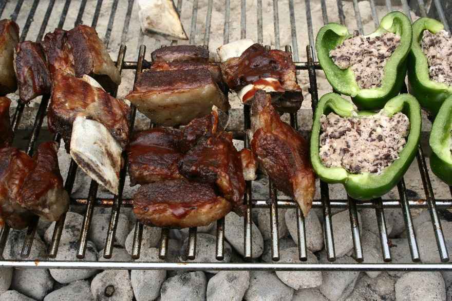 Grillede shortribs med grovfritter og æblesalat ... klik for at komme tilbage