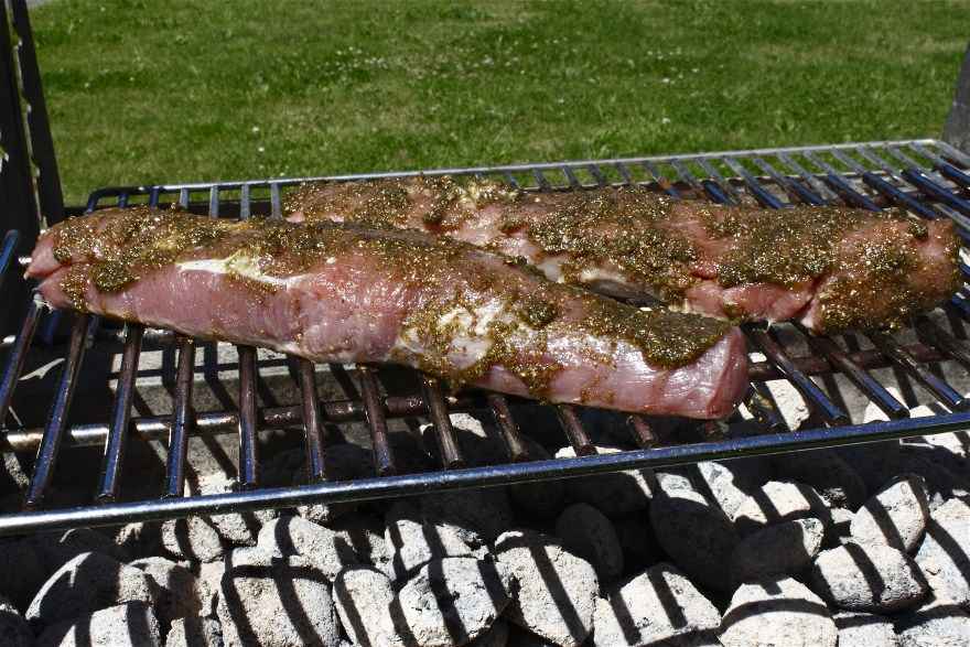 Grillet mørbrad med bønnesalat - opskrift -