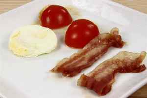 Bacon, æg og tomat (Mikroovn)