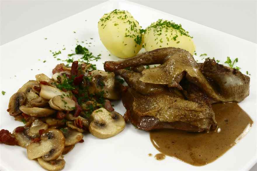 Stegte duer med champignon - opskrift Alletiders Kogebog