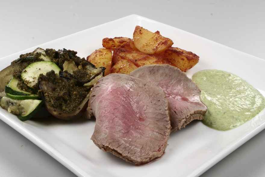 Roastbeef med basilikumcreme, ovngratinerede grøntsager ... klik for at komme tilbage