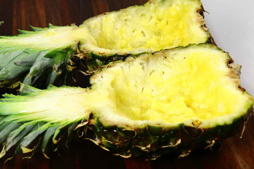 Eksotisk frugtsalat i ananas ... klik for at komme tilbage