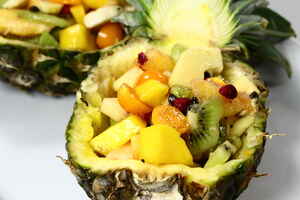 Eksotisk frugtsalat i ananas