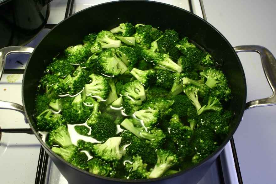 Broccolisalat med pinjekerner og bacon ... klik for at komme tilbage