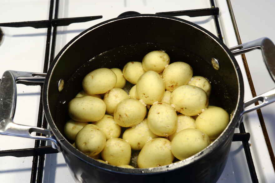 Kogning af nye kartofler ... klik for at komme tilbage