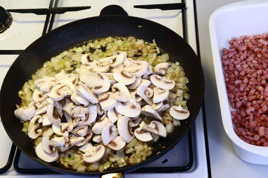 Flødestuvede champignoner med skinketern og pasta ... klik for at komme tilbage