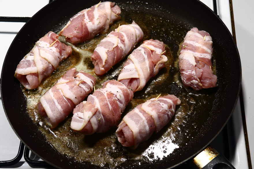 Kalkunruller med svesker og bacon og stegte æbler ... klik for at komme tilbage