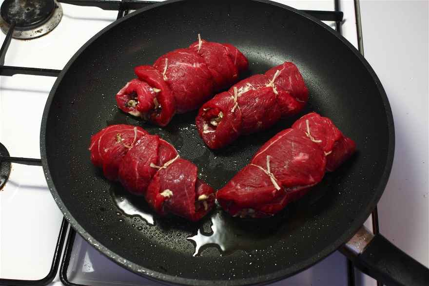 Venøsteaks med champignonsauce og broccolibuketter opskrift - Alletiders