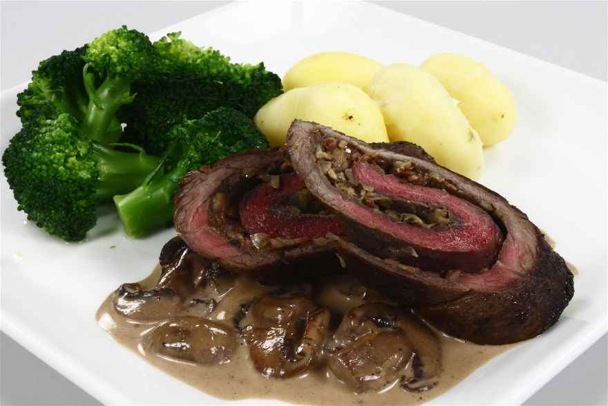 Venøsteaks med champignonsauce og broccolibuketter opskrift - Alletiders