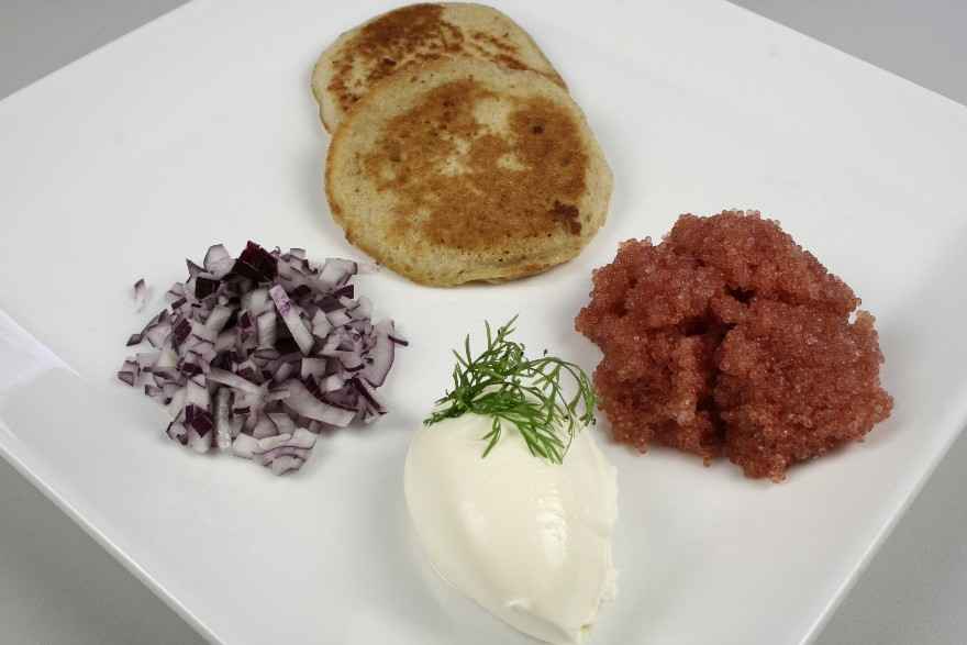 Små russiske boghvedepandekager blinis med stenbidderrogn ... klik for at komme tilbage