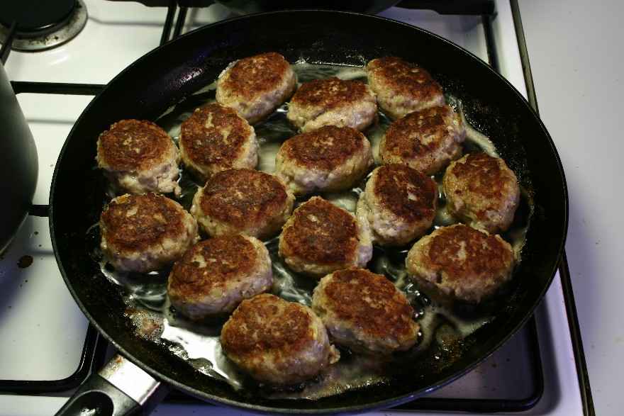 Gode frikadeller med stuvede ærter, gulerødder og persille ... klik for at komme tilbage