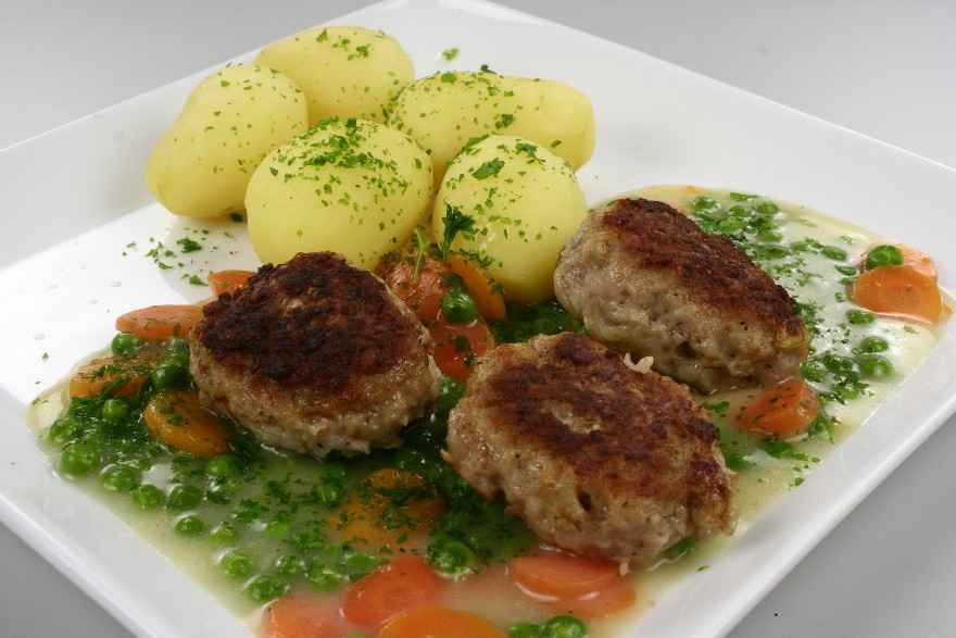 Gode frikadeller med stuvede ærter, gulerødder og persille ... klik for at komme tilbage