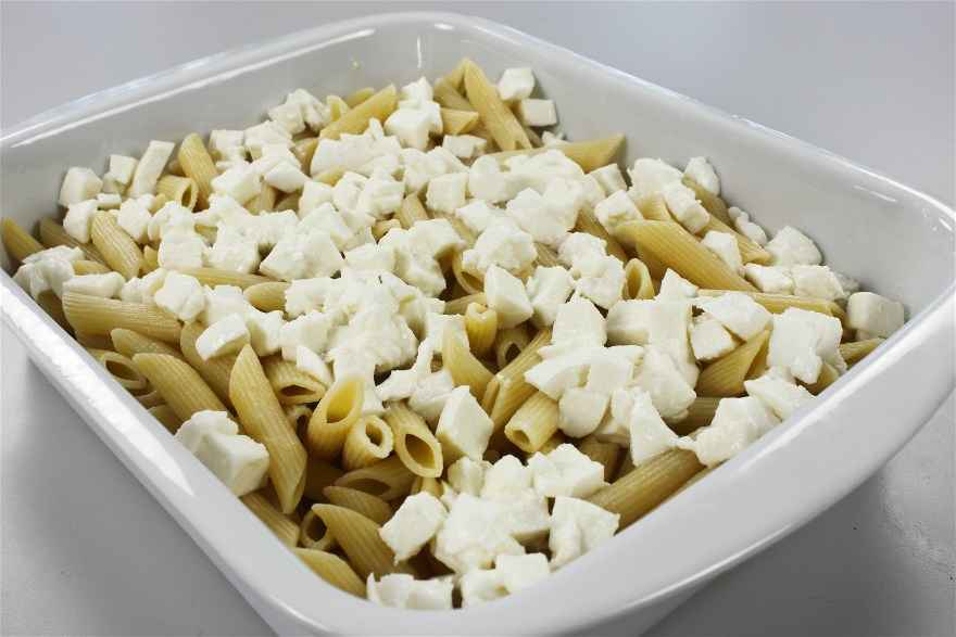 Pasta penne i fad med mozzarella ... klik for at komme tilbage