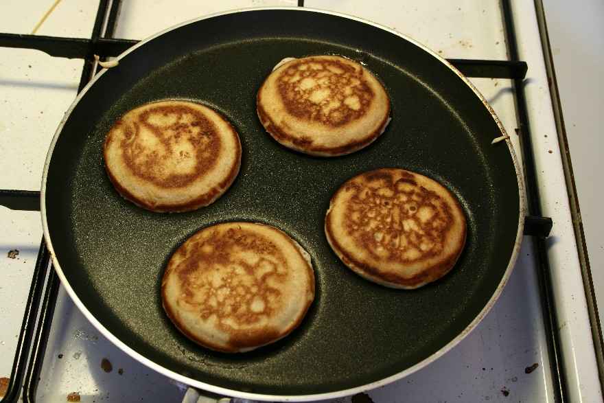 Blinis (uden gær) med stenbidderrogn, løg og creme fraiche ... klik for at komme tilbage