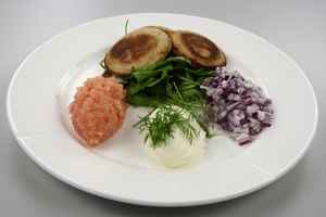 Blinis (uden gær) med stenbidderrogn, løg og creme fraiche, billede 4